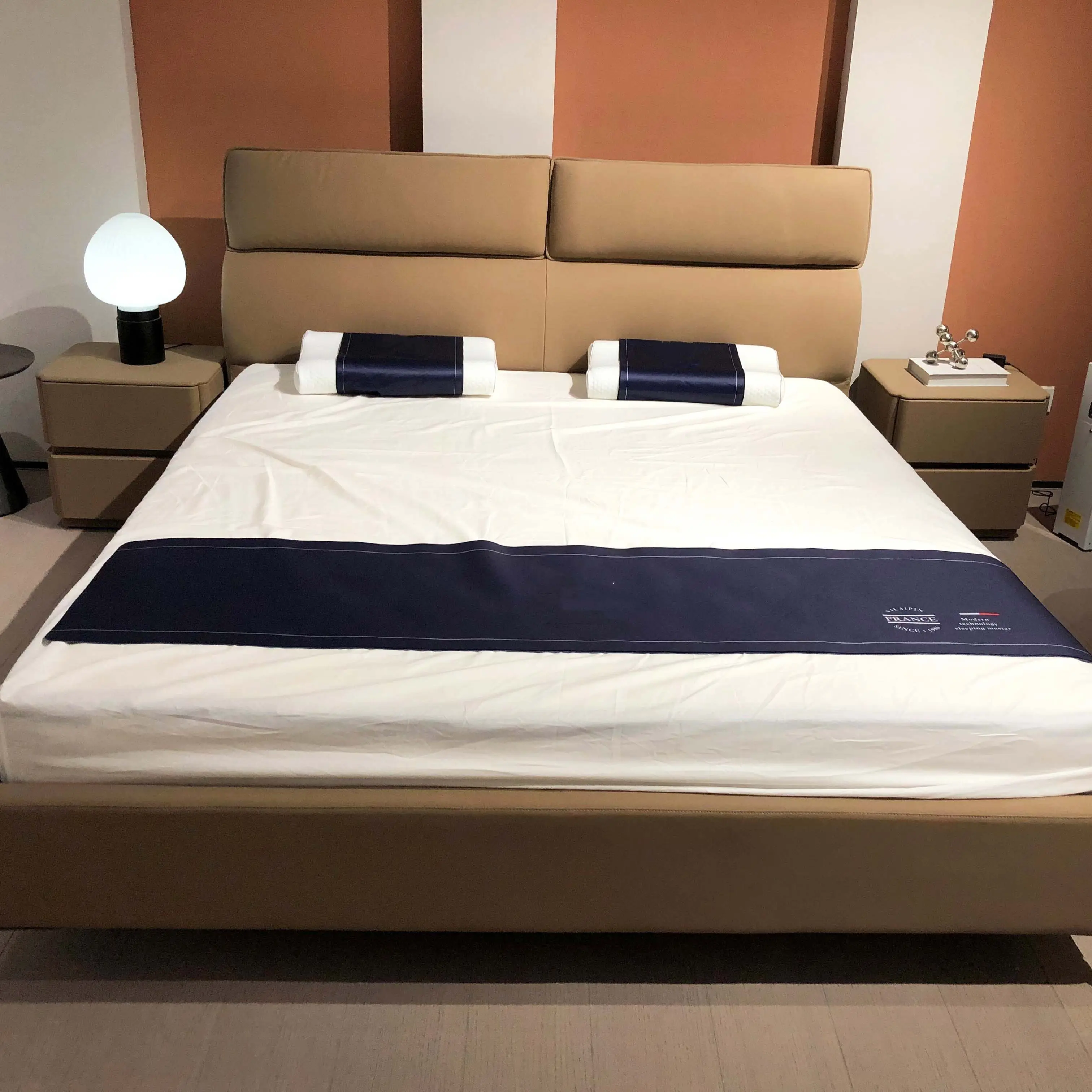 Современный дизайн мягкая кожаная кровать на платформе с мягким комфортным изголовьем кровать размера «king-size» для спальни