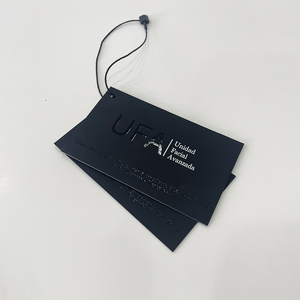 Etiquetas colgantes de papel en relieve de lujo reciclables personalizadas rápidas etiqueta colgante de impresión UV negra etiqueta oscilante con cuerda para ropa - Product Image 2