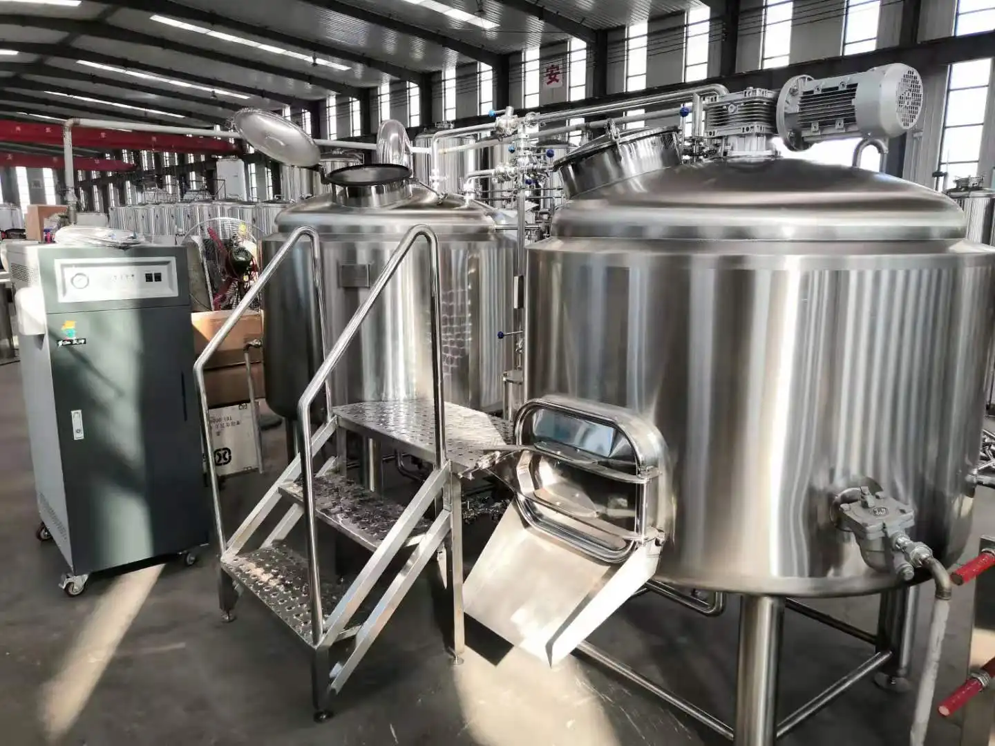 Hot selling 500L small beer brewing equipment supplier/factory direct sales/drawing customization