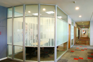 Sistema de partición de doble acristalamiento modular | Instalado rápidamente y combinado libremente, permite que la luz pase a través pero no se vea a través - Product Image 6