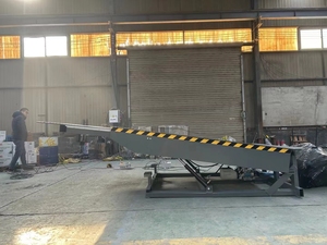 Rifornimento della fabbrica TUHE 8-15Ton elettrico Dock livellatore idraulico rampa fissa per il carico e lo scarico in magazzino