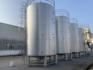 Endüstriyel kullanım için 20000L yüksek kapasiteli süt soğutma depolama tankları su içecek depolama tankları