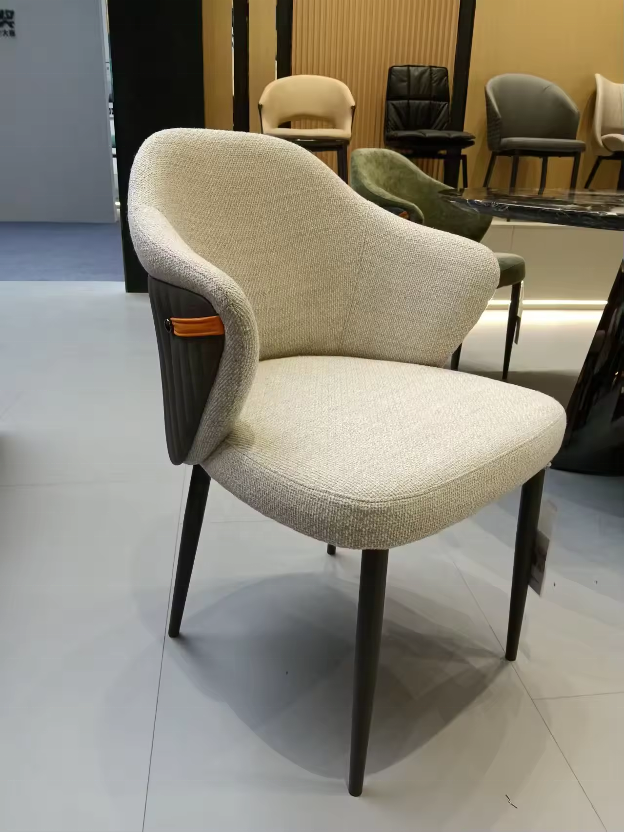Tissu gris clair + dossier noir
