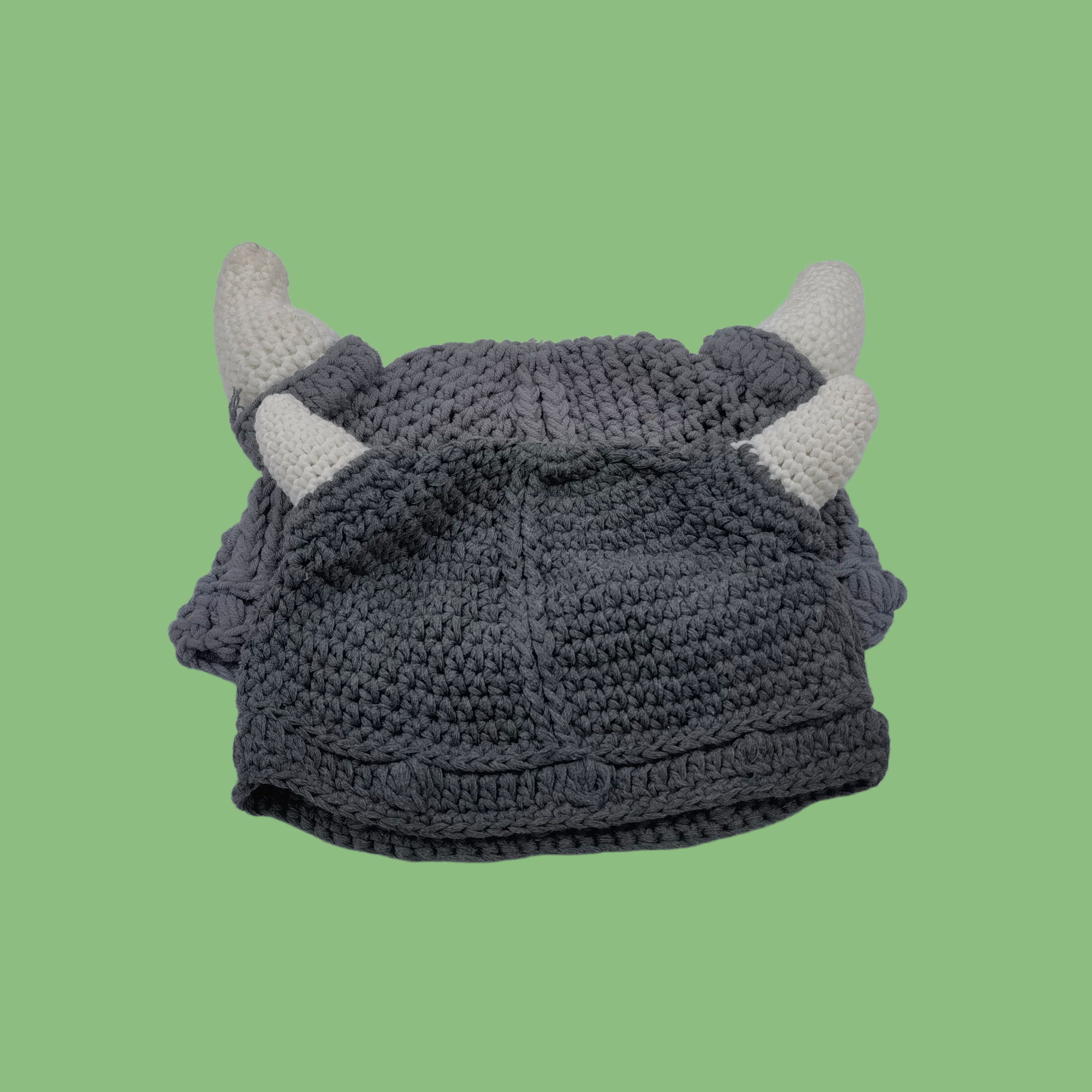 Gorro de ganchillo con cuernos vikingos grises.