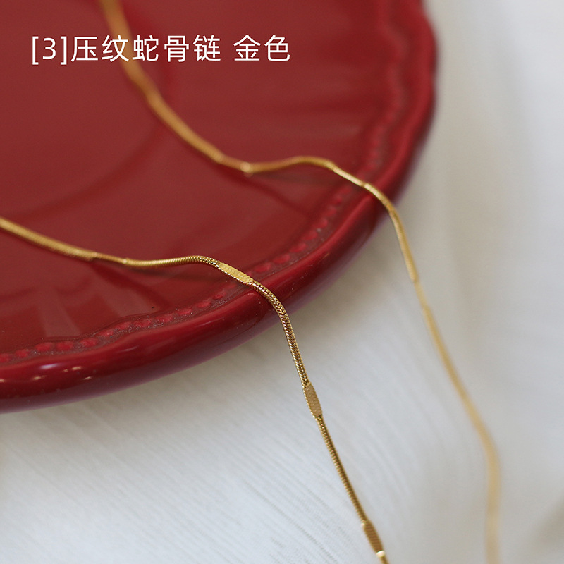 Chaîne serpent ronde dorée de 0,8 mm avec texture