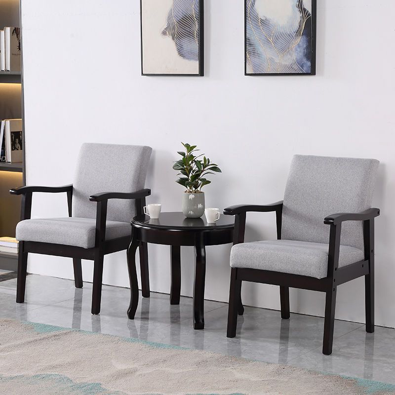 Une table ronde noire avec deux chaises.