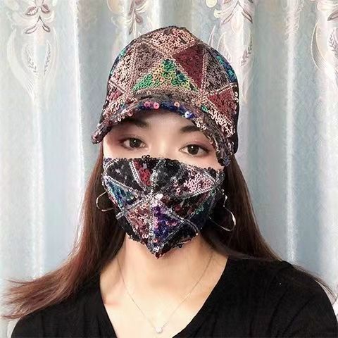 Casquette noire en maille à carreaux pailletée + masque noir.
