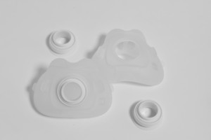 Mặt nạ CPAP gối mũi airfit F40 có thiết kế headband ở trên cùng, phù hợp cho việc di chuyển tự do trong khi ngủ. - Product Image 3