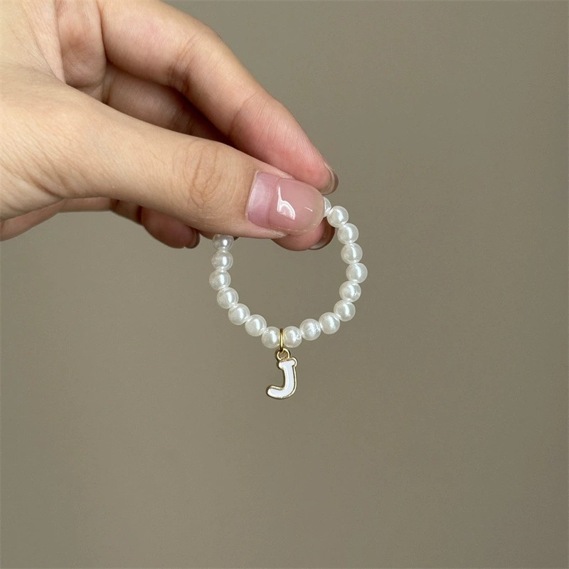 Collar de perlas con letra "J"