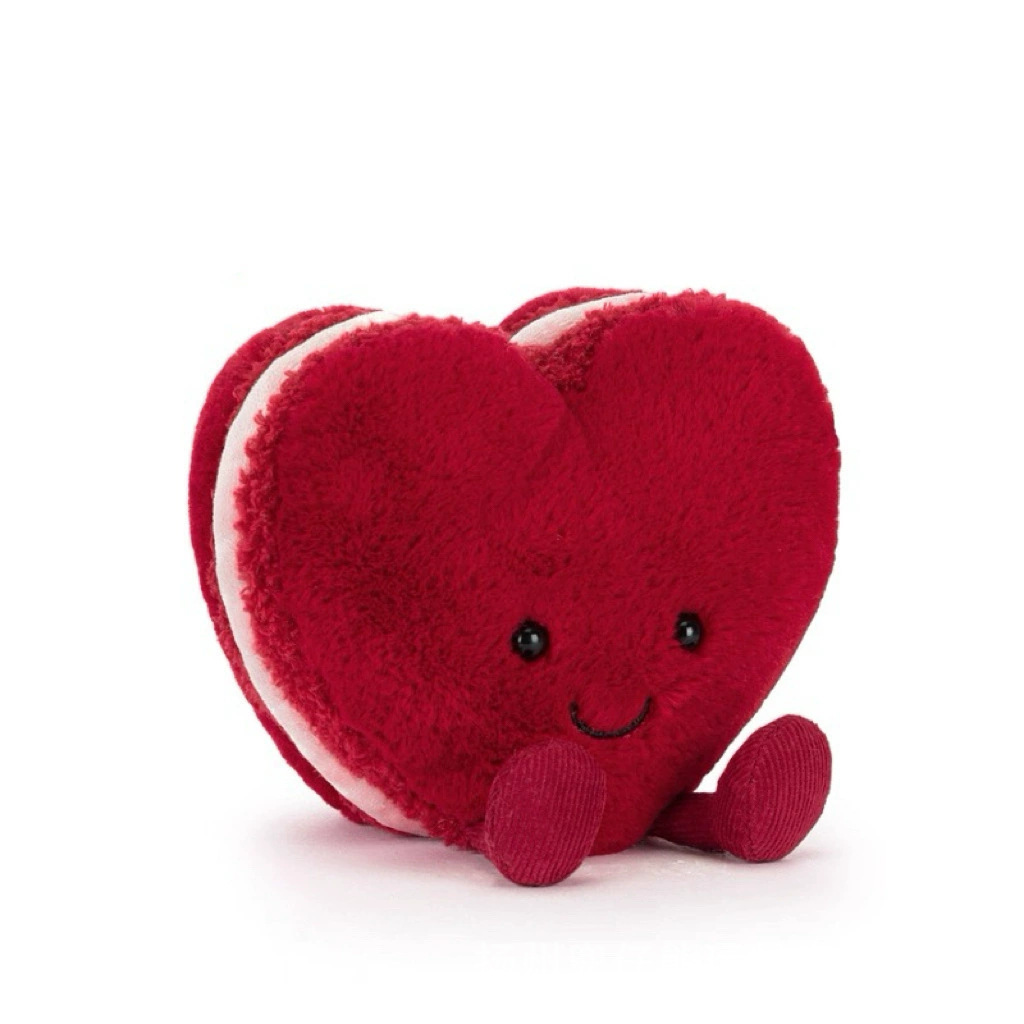 Macaron rouge en forme de coeur