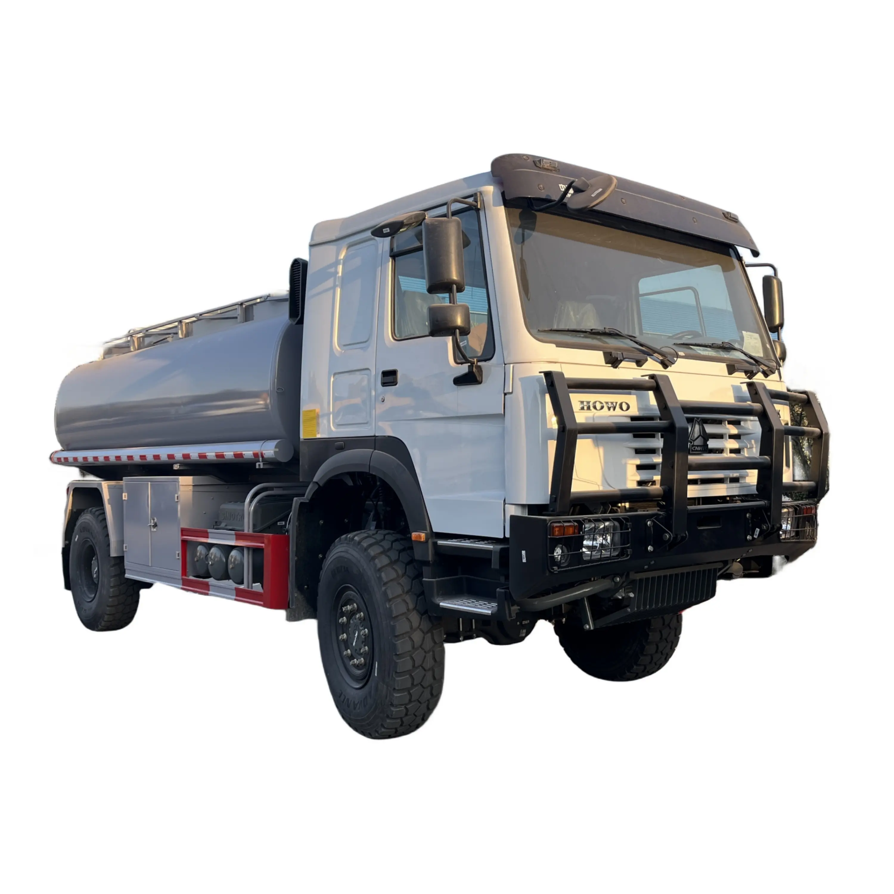 Camion su misura di rifornimento fuoristrada Sinotruk 10-ton Howo 10000L petroliere camion 4x4 10 camion cisterna di carburante cubico per la vendita