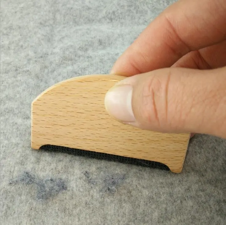 Sisir kayu Beech untuk membersihkan kain untuk menghilangkan serat dari Sweater rajutan alat cukur kain kasmir sisir Sweater