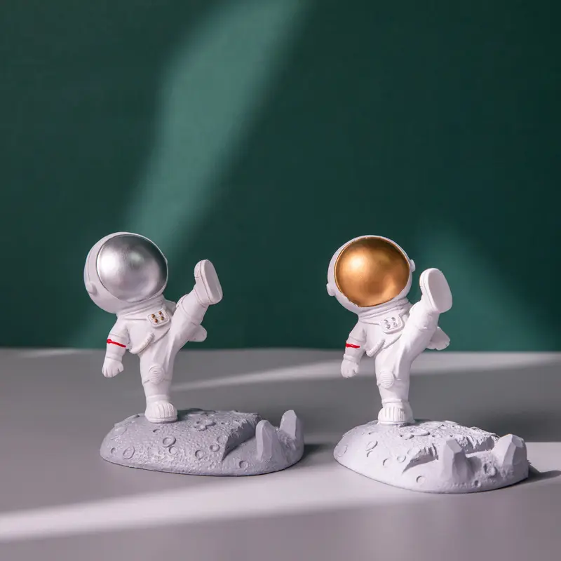 Figura giocattolo all'ingrosso artigianato in resina decorazioni per la casa supporto per telefono in resina ornamento astronauta