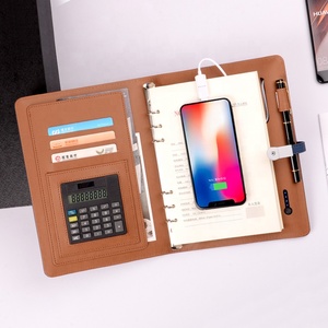 Batería portátil ejecutiva inteligente, versátil, con calculadora - Product Image 1