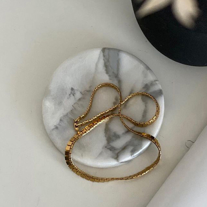 Diamètre 10, hauteur 2 cm, grande fleur en marbre blanc.