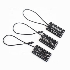 Etiquetas colgantes de plástico con logotipo en relieve de marca propia personalizada de alta calidad, etiqueta de reloj con cuerda de nailon - Product Image 1