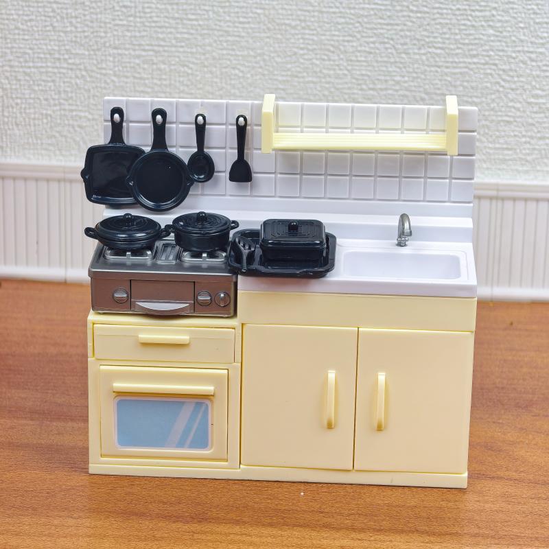 Juego de cocina y utensilios de cocina amarillo.