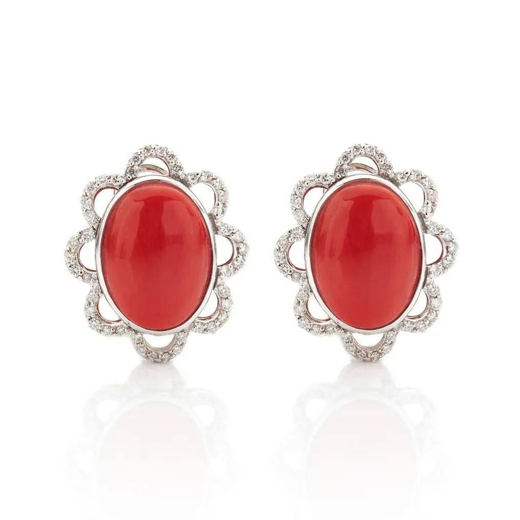 Orecchini Con Naturale Italiano Coral Cabochons Set In Oro Bianco e Diamanti