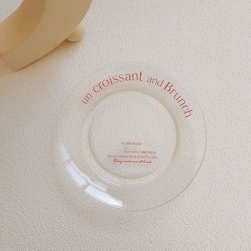 un sur une assiette en verre rouge