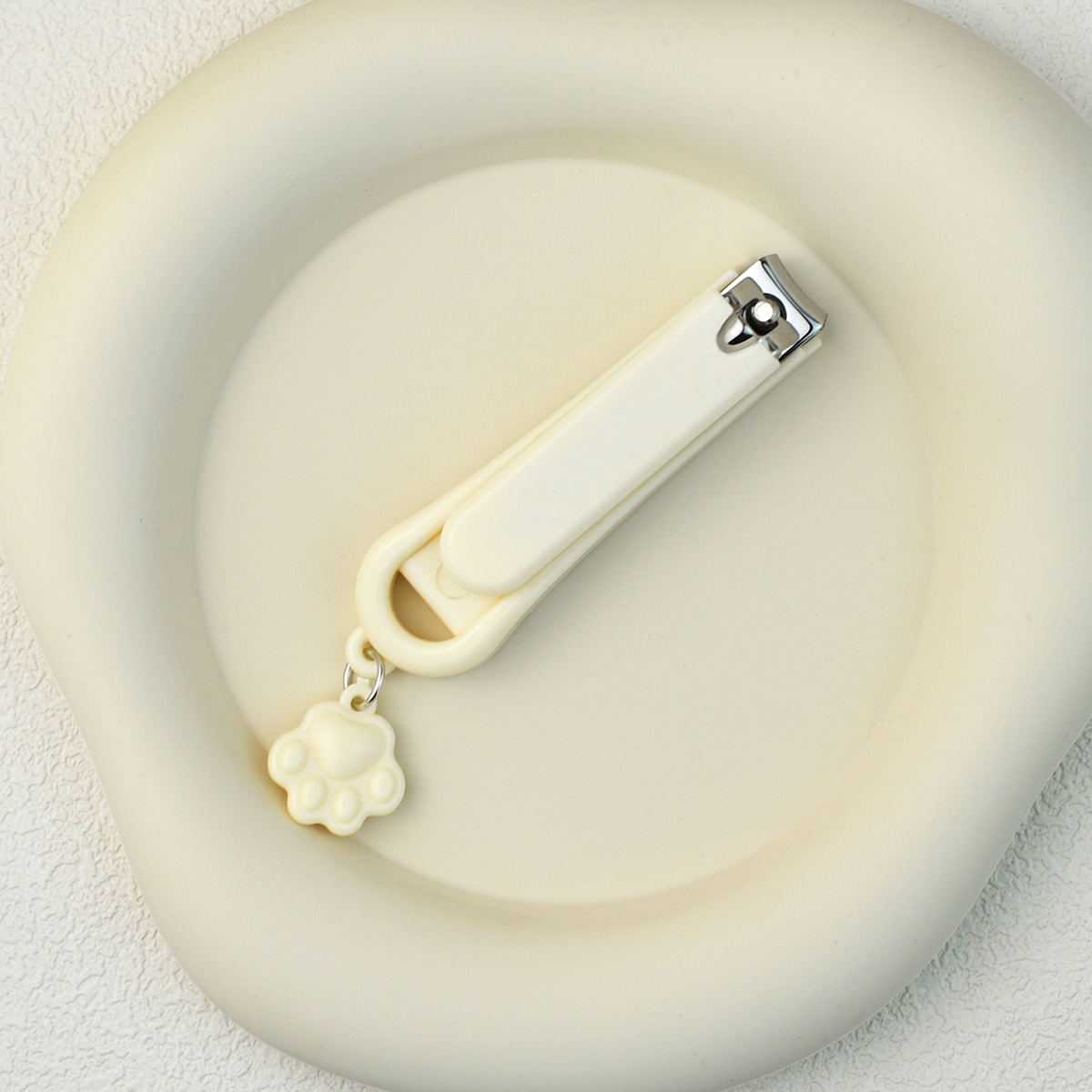 Blanc laiteux, plat, en vrac.