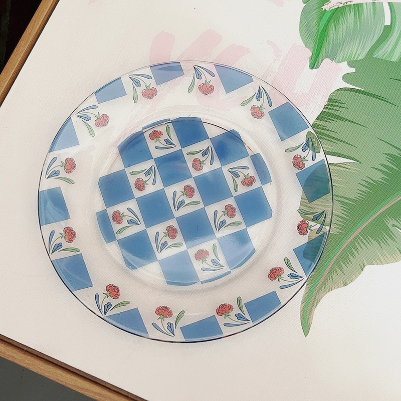 Grille bleue avec assiette en verre fleurs rouges