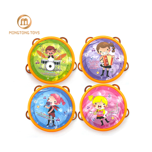 Kids Hot Sale Großhandel Hochzeits feier begünstigt kleine Musik Hand Drum Instrumente Klassische Cartoon Design Kunststoff Spielzeug Tamburine