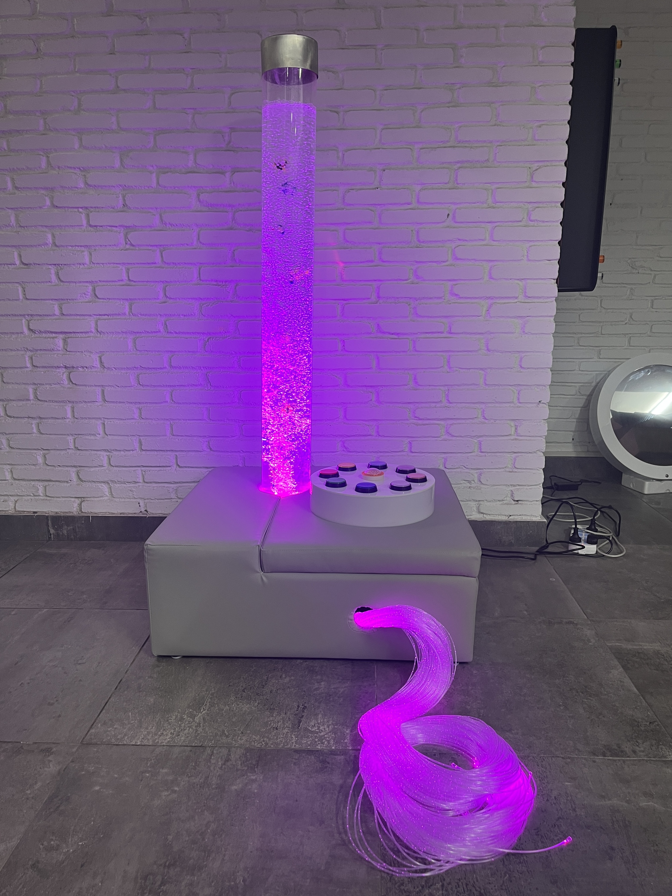 Plataforma cuadrada blanca con fibras transparentes y 1 tina de burbujas.