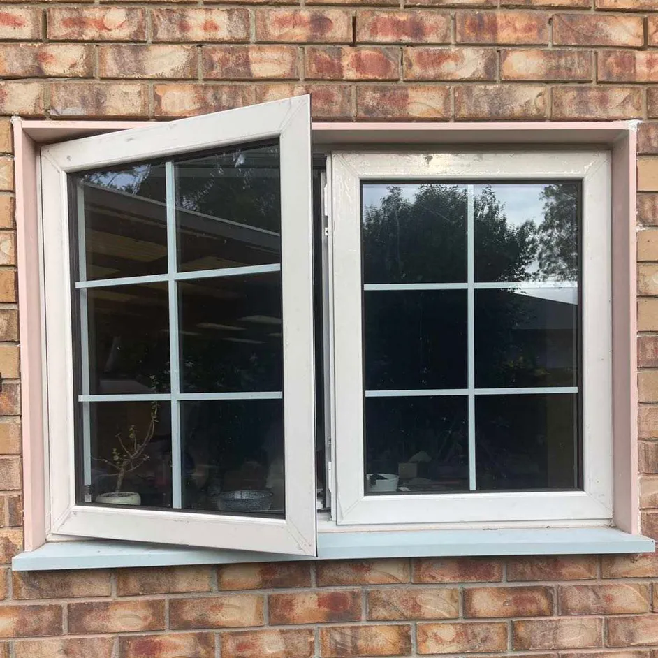 Fenêtre coulissante upvc/pvc de style moderne avec grilles décoratives