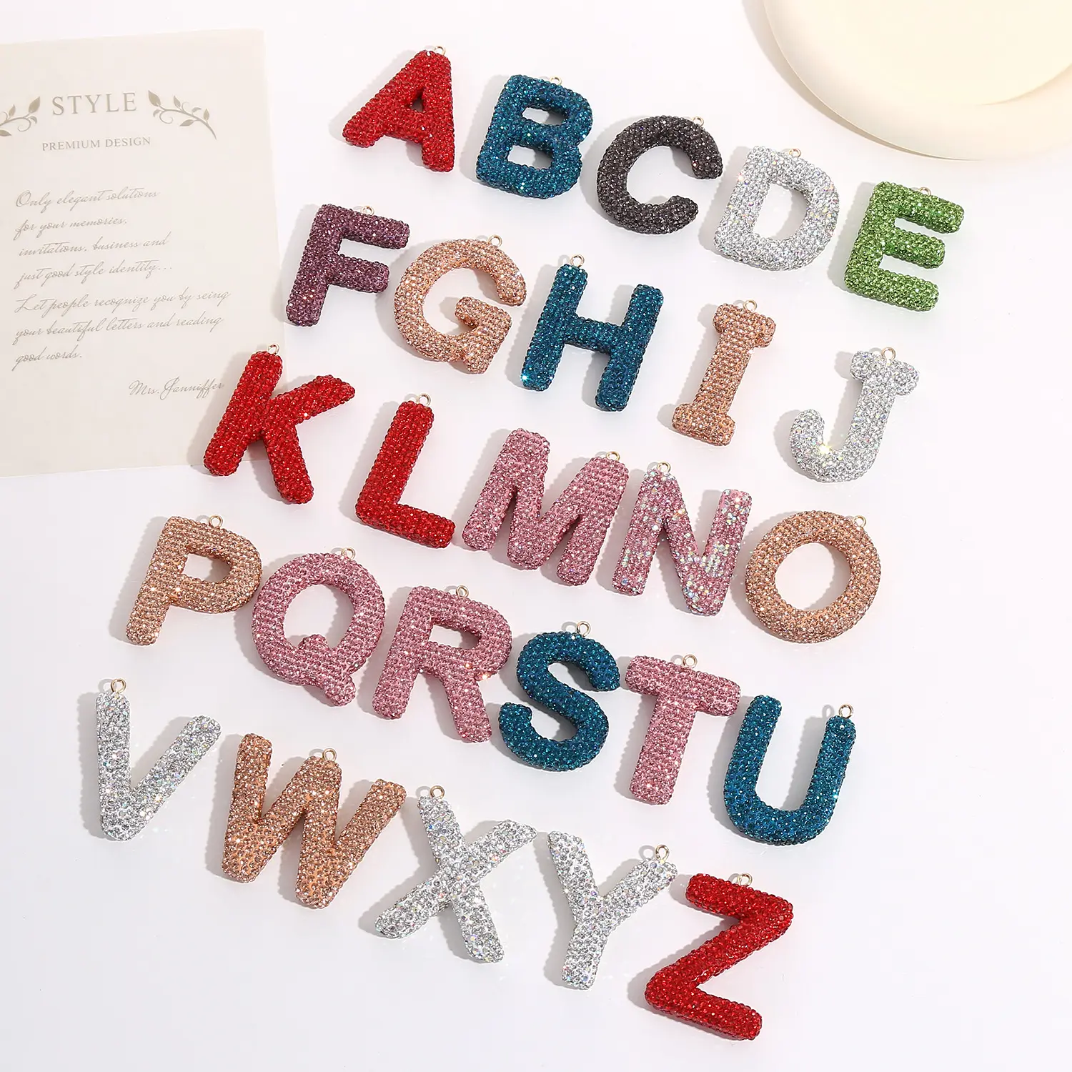 Gran oferta DIY coche decoración alfabeto colgantes niños hecho a mano lindo llavero pavimentado Bling cristal carta encantos para accesorios de joyería