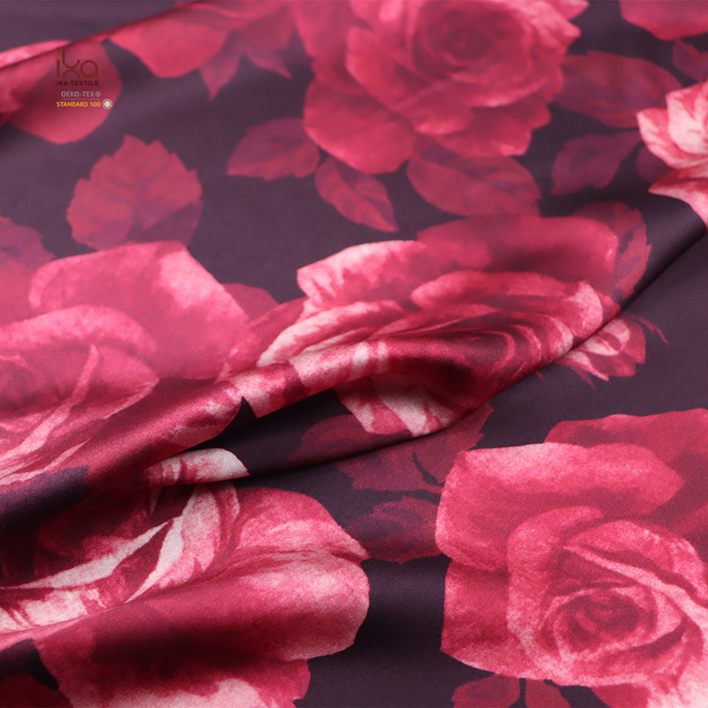 Tessuto di seta satinato con stampa rose rosse 16 m/m