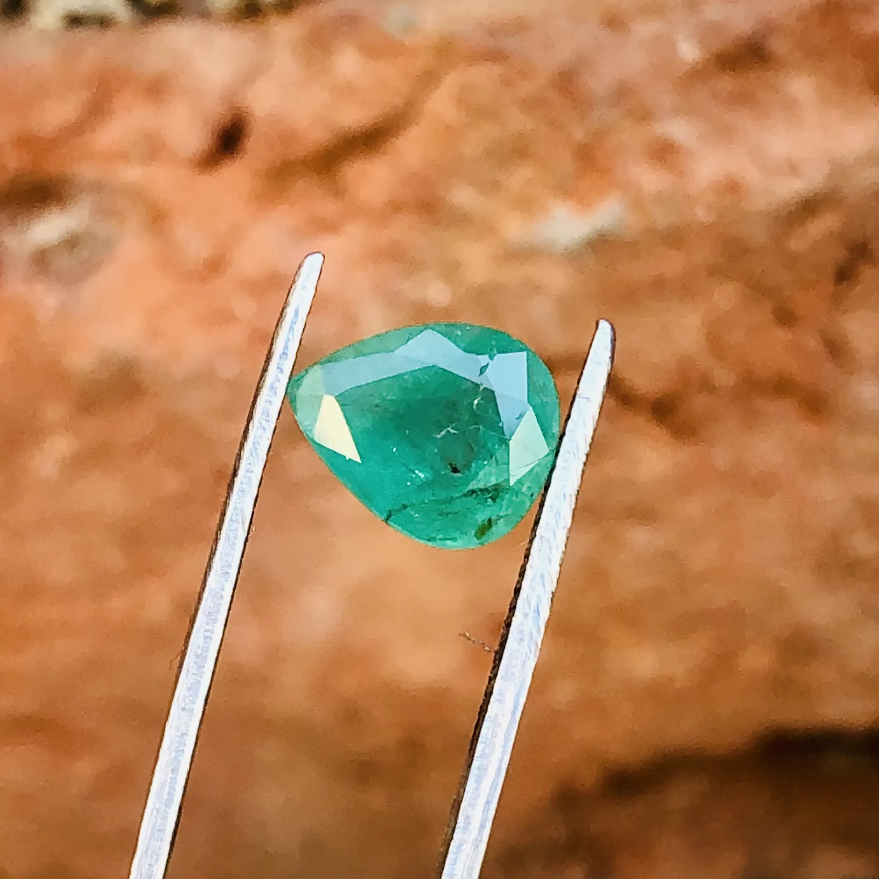 أحجار كريمة طبيعية للأغراض التنجيمية لصنع المجوهرات المصنوعة يدويًا من اللون الأخضر المنتج السائب