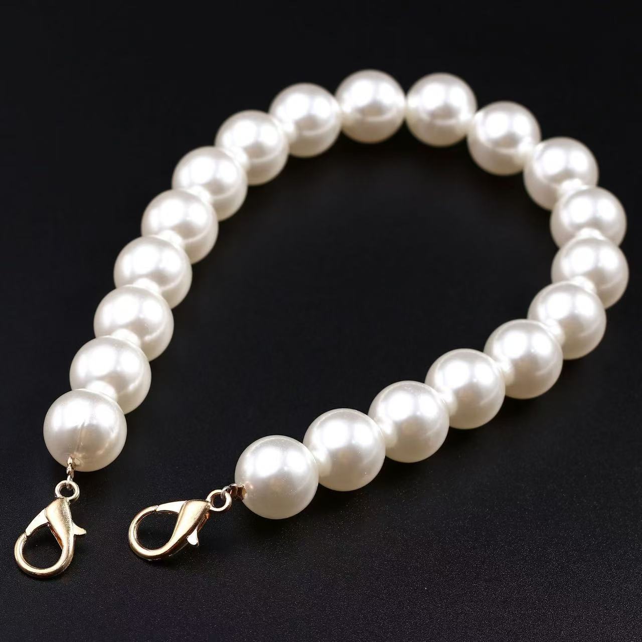 8mm beige pearl crossbody bag with gold clasp)