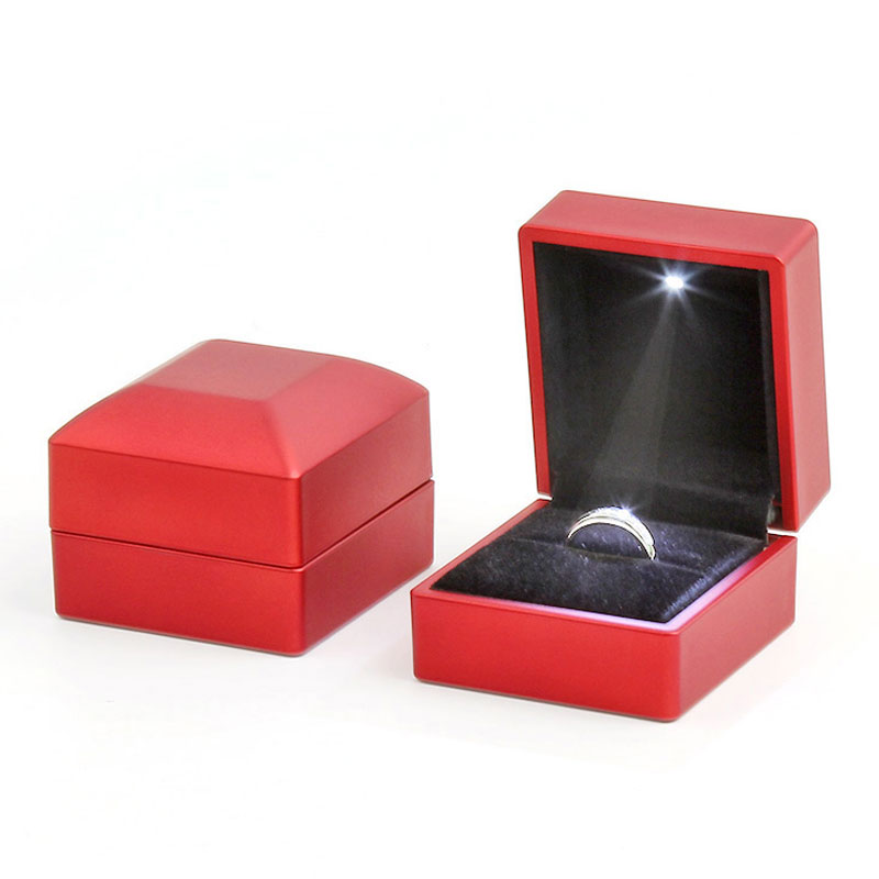 Boîte de bague rouge