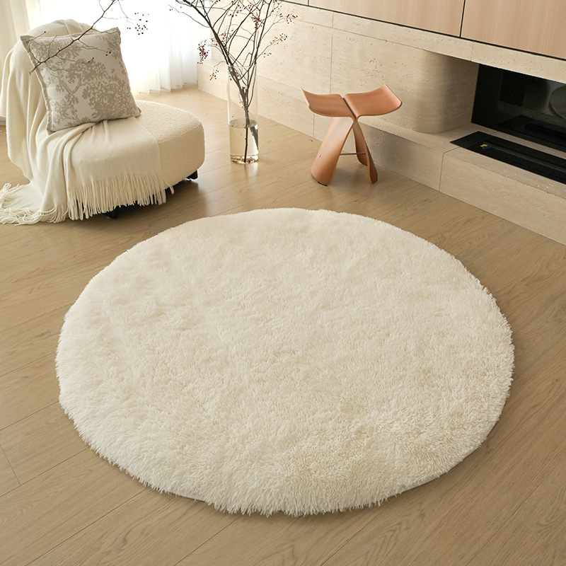 Long, poilu, rond et blanc.