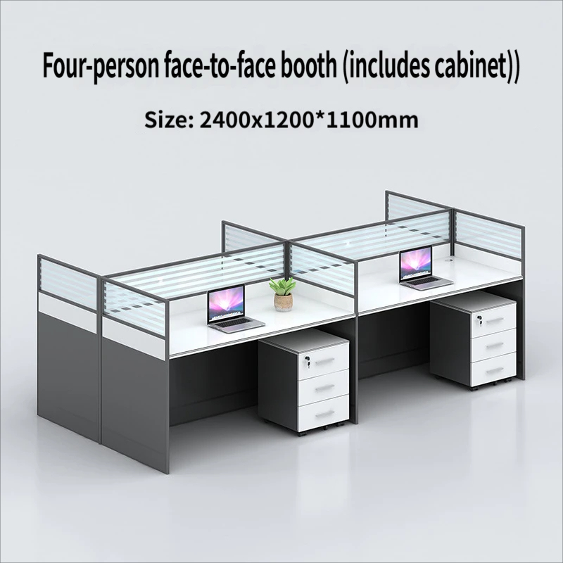 Quattro persone faccia a faccia, incluso il cabinet