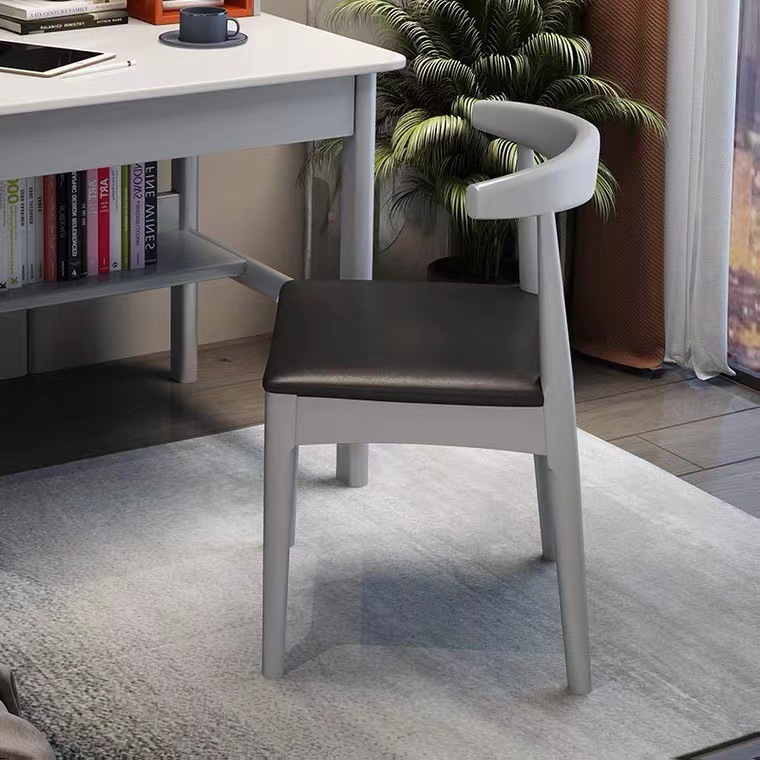 Chaise en corne grise