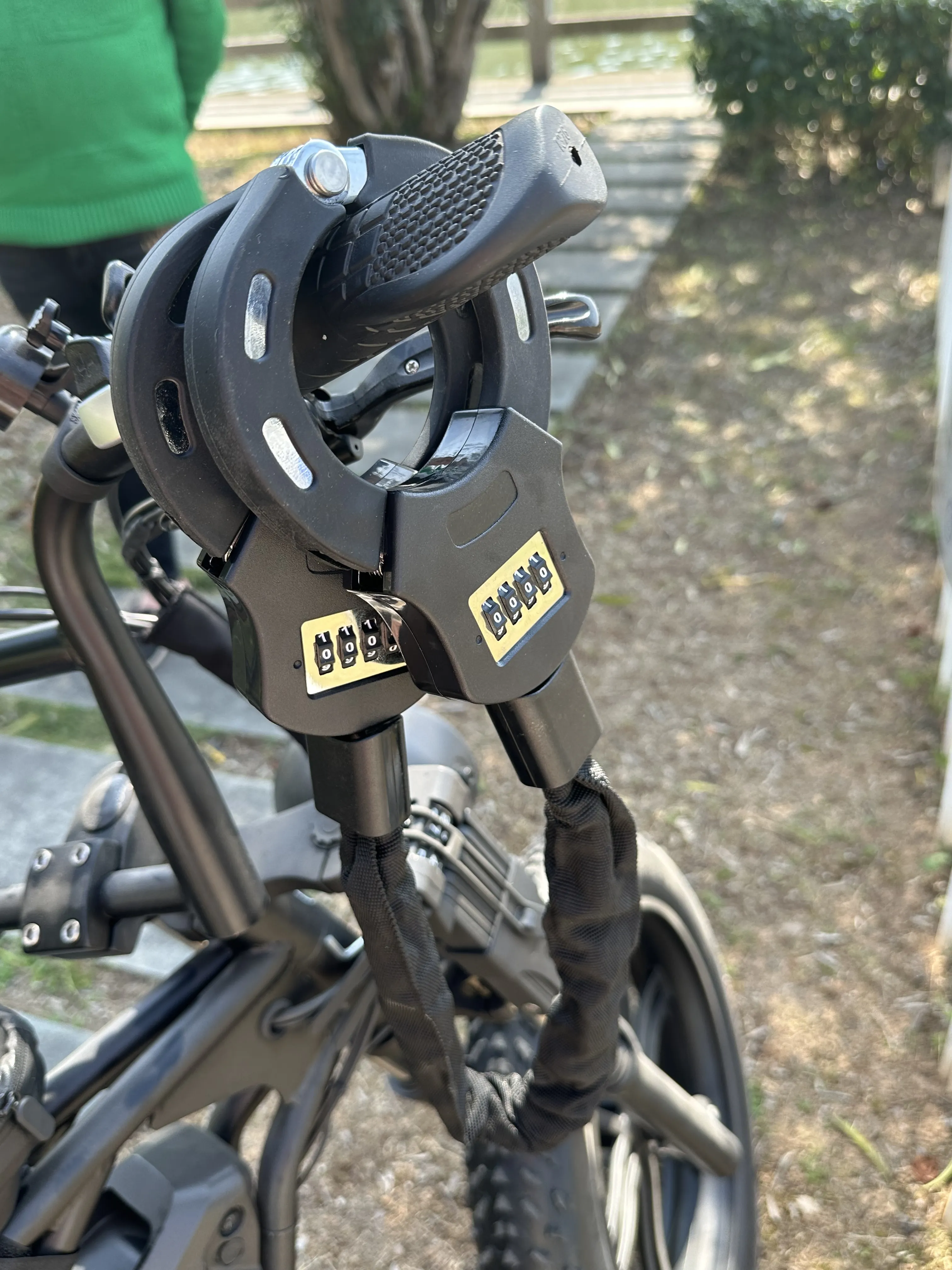 Schwerlast Doppelantrieb Diebstahlsicher Handschellen 4-Zahl-Kombinationskette Schloss mit Tasche für E-Scooter E-Bike Fahrrad Motorrad