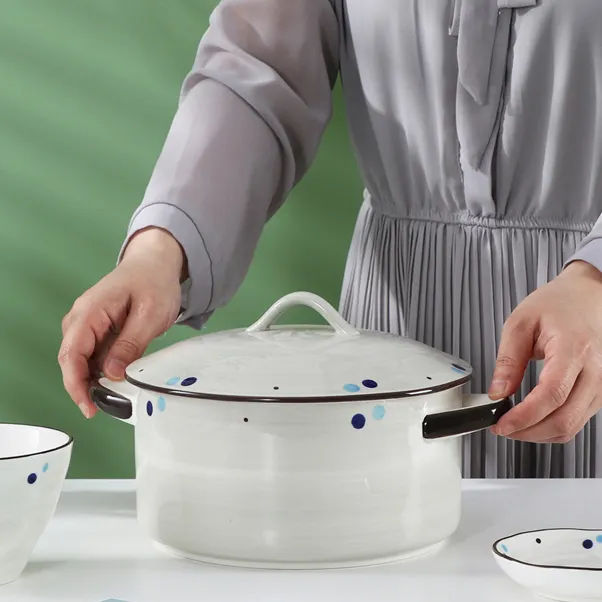 新しいデザインのディナー宴会パーティー調理器具スープキャセロール皿セラミック調理鍋キャセロール蓋付き