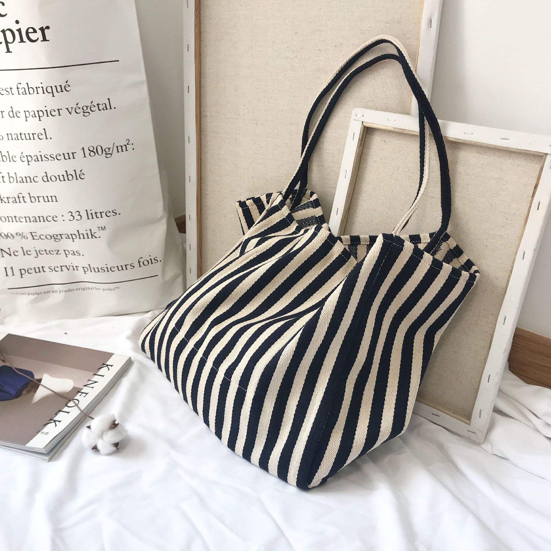 ลายทางสีน้ำเงินเข้ม