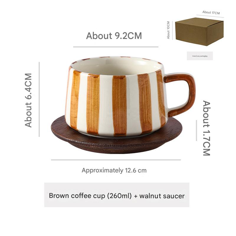 Taza marrón de 260 ml y platillo de madera