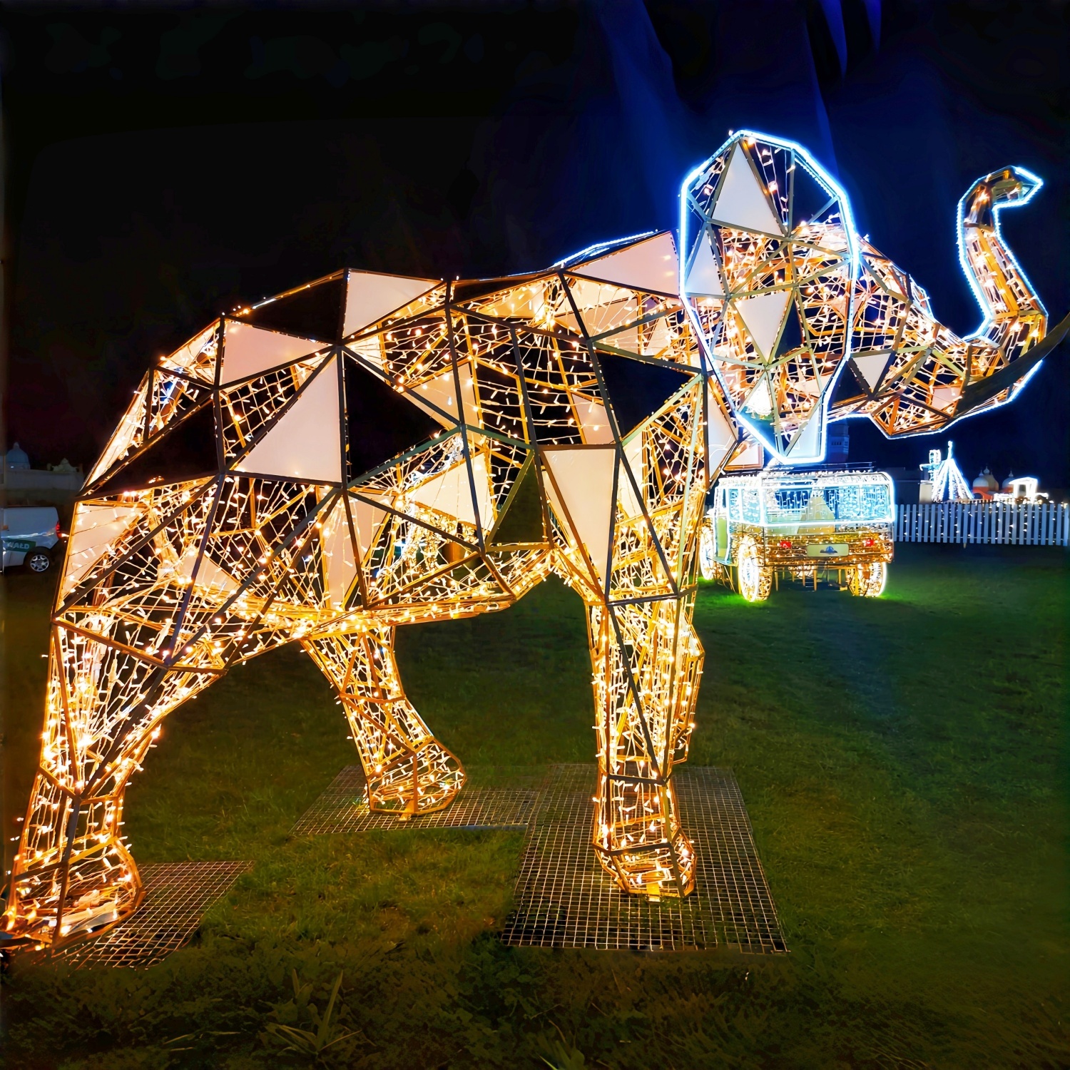 Luz con motivo de elefante de metal
