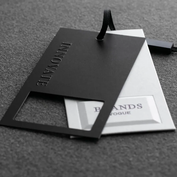Etiqueta colgante de papel en relieve para ropa, negra, impresa, personalizada