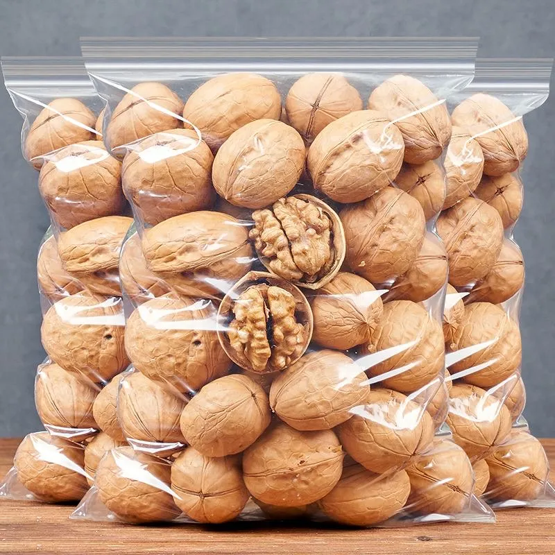 Nueces crudas orgánicas recién cosechadas para granola casera y Trail Mix estilo seco