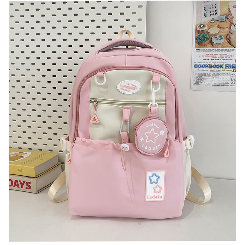 Le rose est livré avec un petit sac