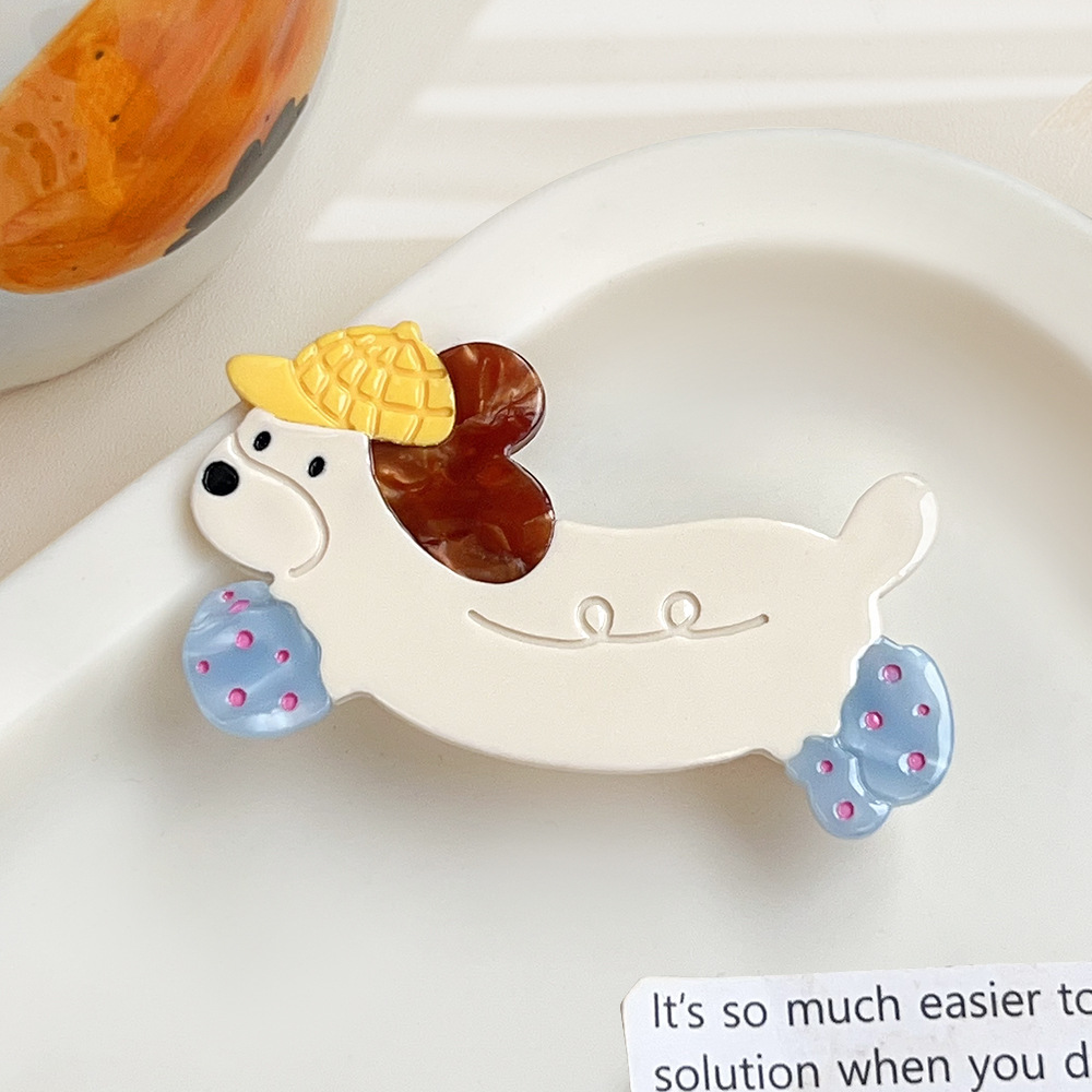 Chiot au chapeau jaune