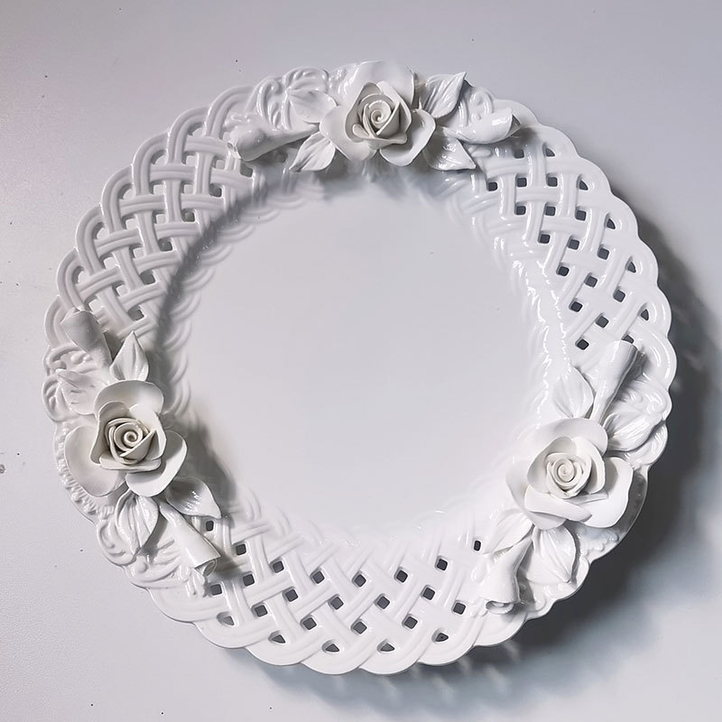 Assiette creuse blanche de 10 pouces à trois fleurs