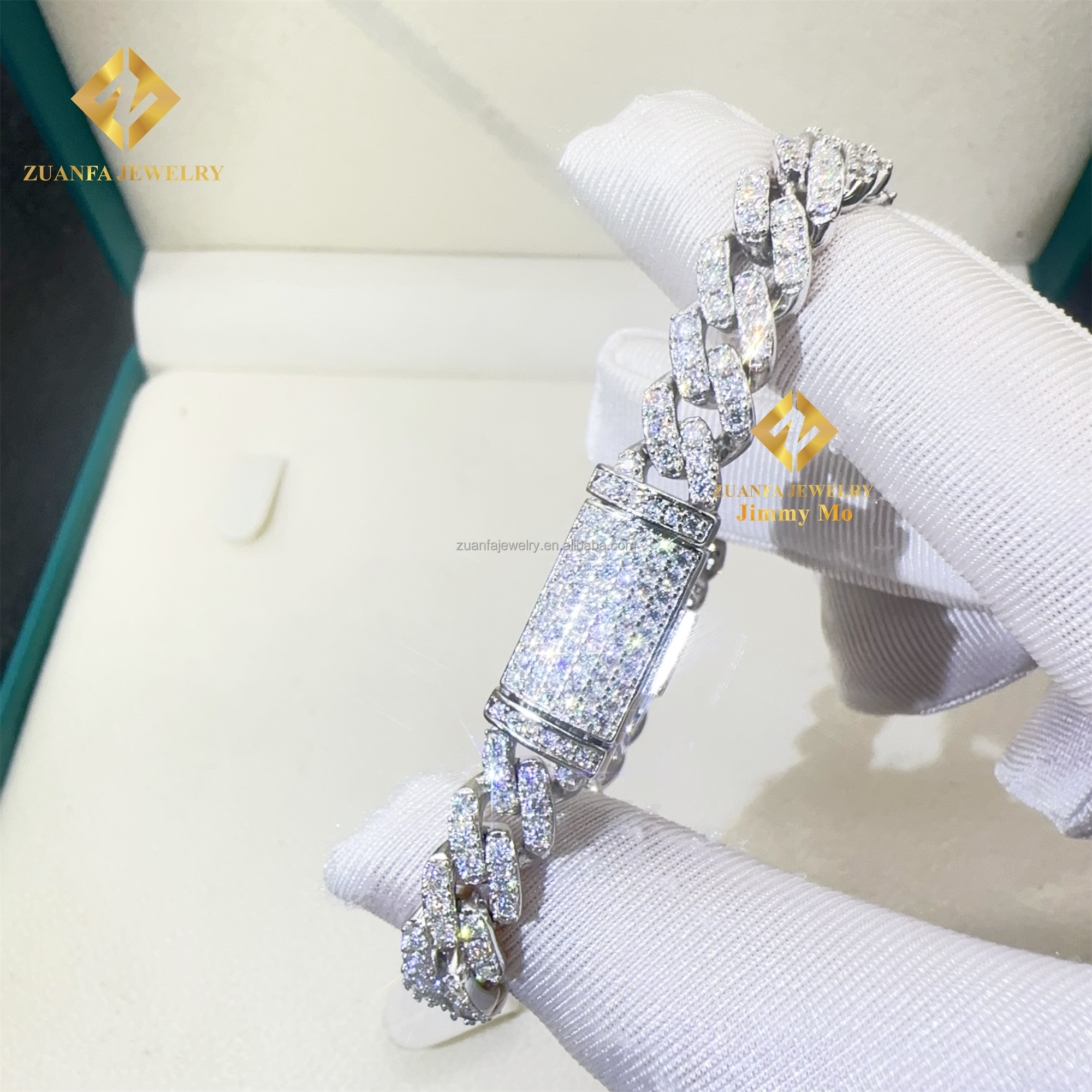 Plata, 8mm de ancho, una hilera de piedras.