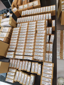 Nuovo modulo di ingresso analogico CJ1W-ID211 originale per la programmazione PLC e lo Stock di controllo industriale in magazzino