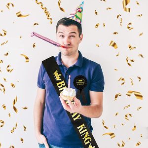 Siyah ve altın doğum günü kral kanat kayış rozeti Pin onun benim doğum günü broşlar doğum günü şapkalar yetişkinler şerit parti malzemeleri iyilik