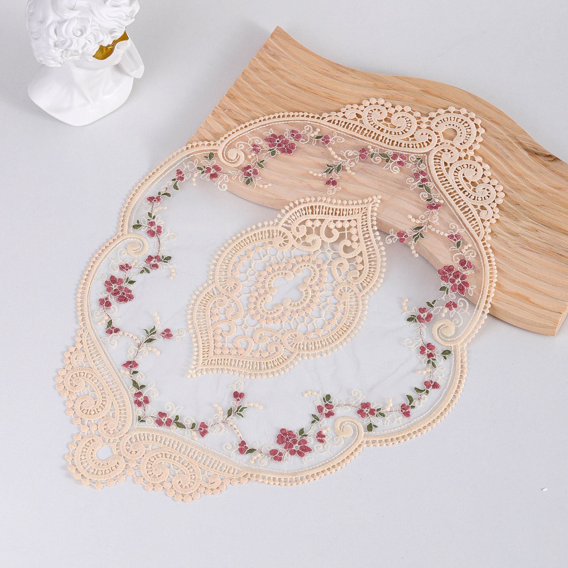 Cojín de encaje floral beige de 10 cm.